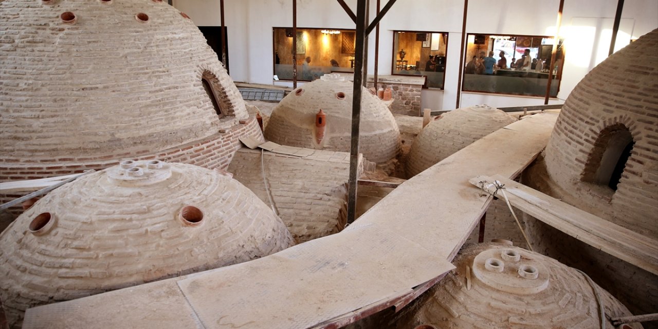 Tarihi hamam manzarasında Konya pilavı