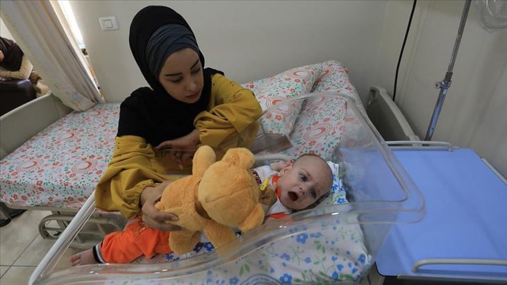 Katil İsrail tedavi için hastaların Gazze'den çıkışına izin vermiyor