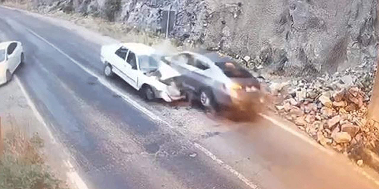 İki otomobilin çarpıştığı feci kaza kamerada!