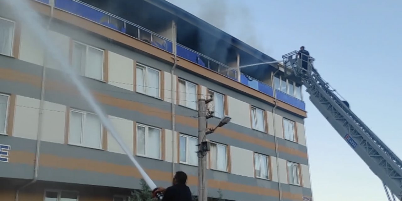 Konya’da stüdyo dairelerin bulunduğu bina yandı