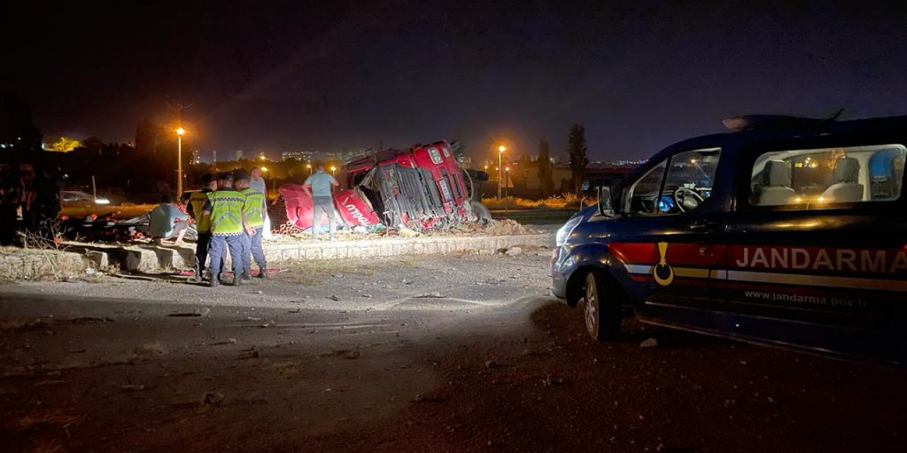 Konya plakalı TIR devrildi! Amca yaralandı, yeğeni öldü