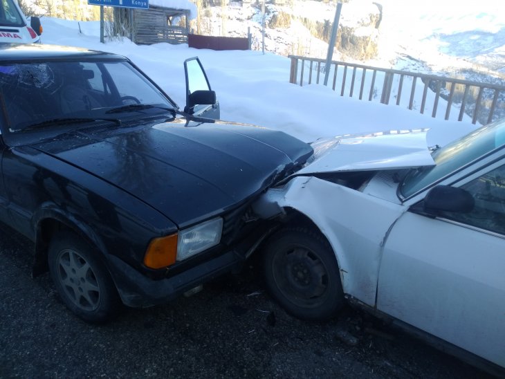 Konya’da buzlanmayla gelen kaza! 2 kişi yaralandı
