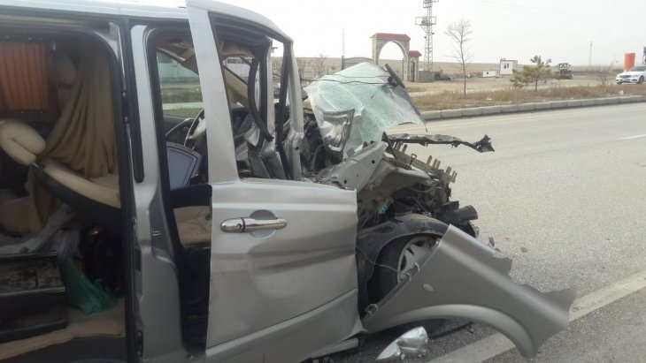 Konya'da hafif ticari araç tıra arkadan çarptı: 5 yaralı