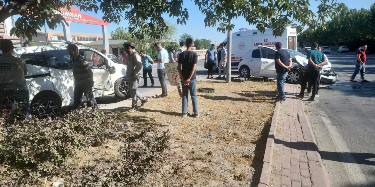 Konya’da hafif ticari araç ile otomobil çarpıştı: 3 yaralı