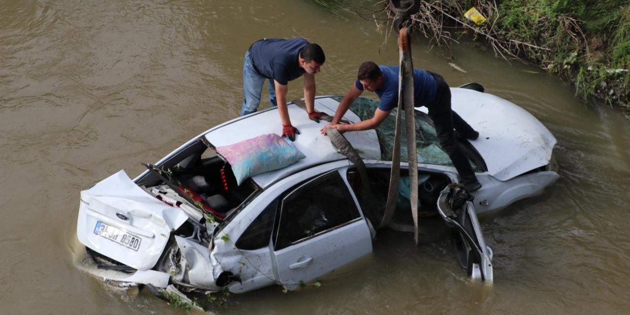 Otomobil nehre uçtu, 5 kişilik aile ölümden döndü