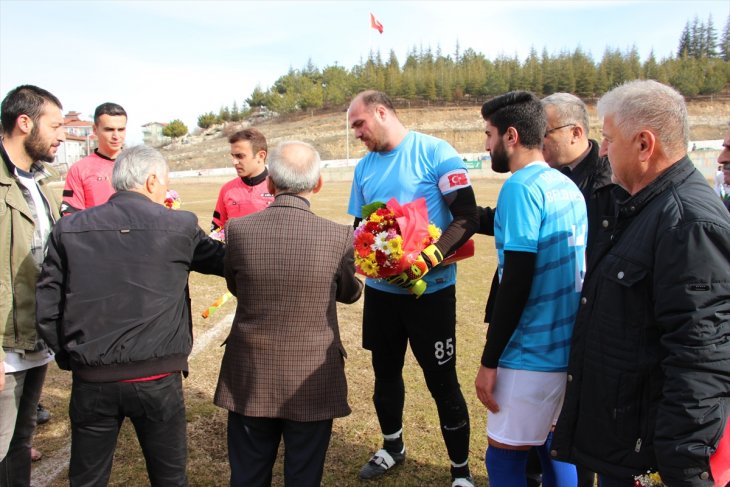 Konya'da dili boğazına kaçan futbolcuyu kurtaran kaleciye teşekkür plaketi!