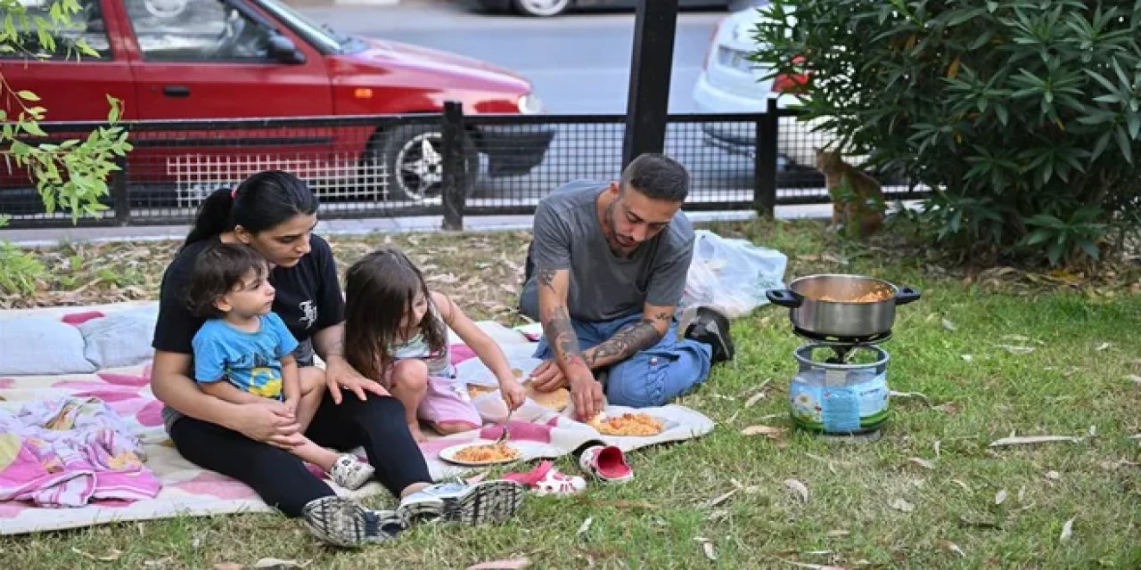 5 katına çıkartılan kirayı ödeyemeyen aile iki çocuğu ile parkta yaşıyor