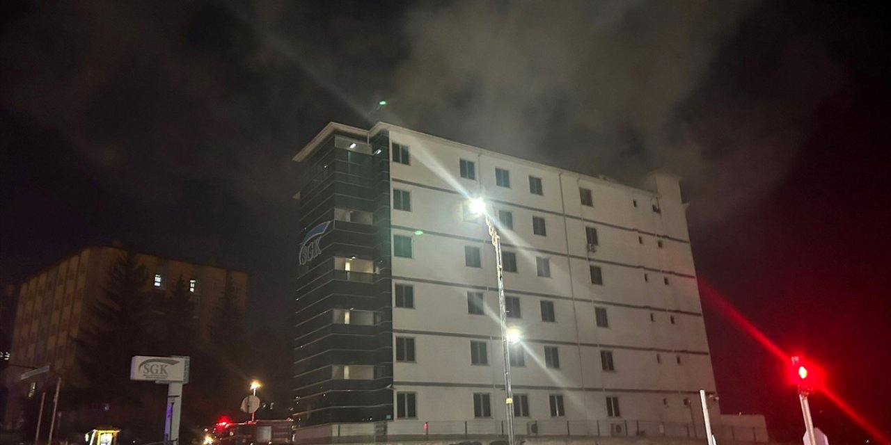SGK İl Müdürlüğü binasında yangın! 6 kişi dumandan etkilendi