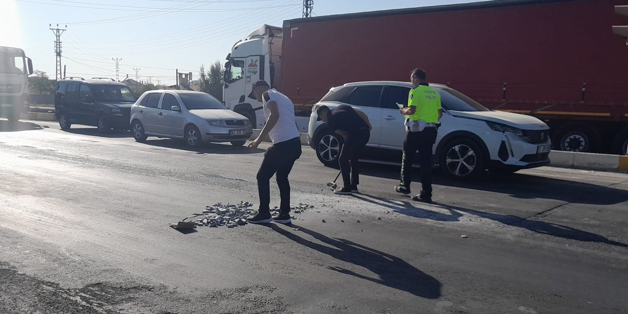 Konya’daki kazada kirlenen yolu temizleyen gençlere kornalı teşekkür