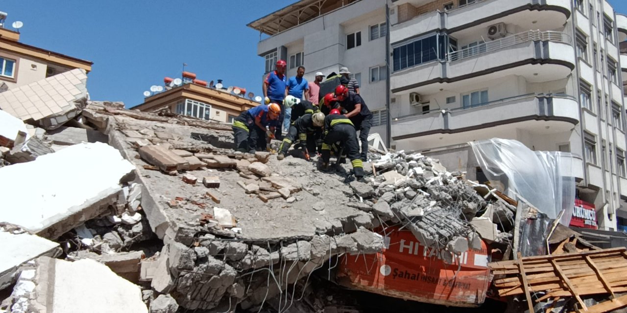 Ağır hasarlı bina çöktü! Enkaz altına kalan operatör hayatını kaybetti