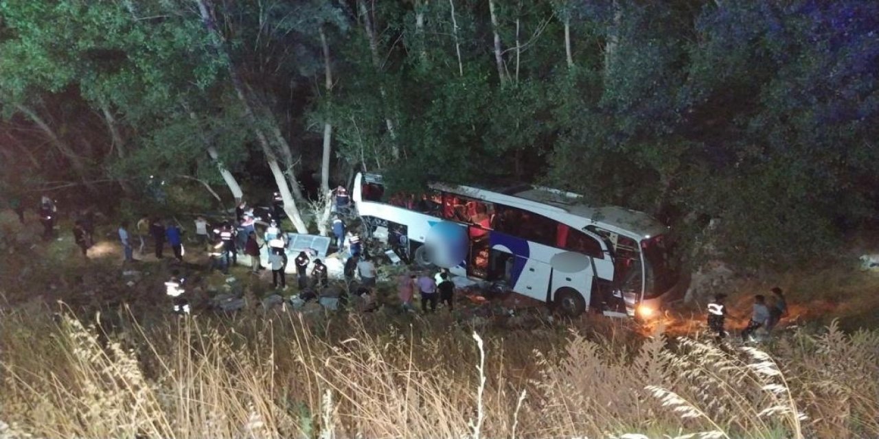 Son Dakika: Yozgat'ta yolcu otobüsü kaza yaptı! 12 ölü, 19 yaralı var