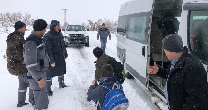 Konya'da öğrenci servisi karda mahsur kaldı