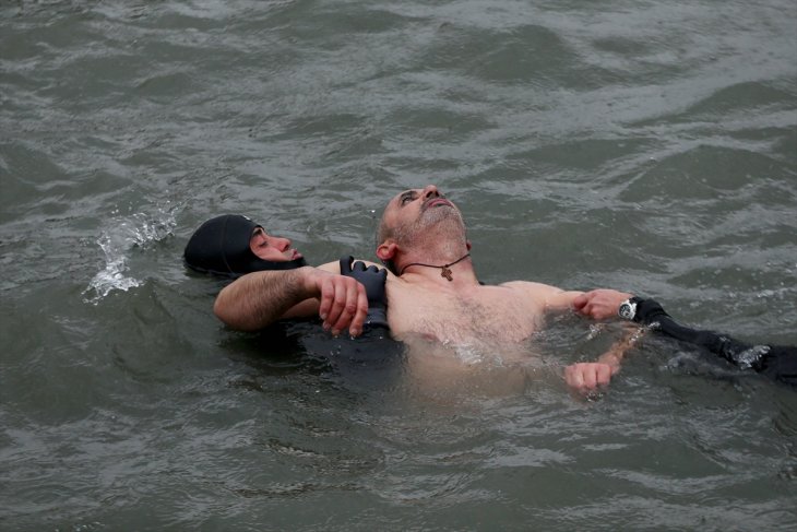 Haç çıkarma töreni sırasında atladığı denizde boğulma tehlikesi geçirdi