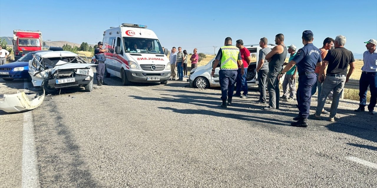 Konya’da ticari araç ile otomobil çarpıştı! Yaralılar var