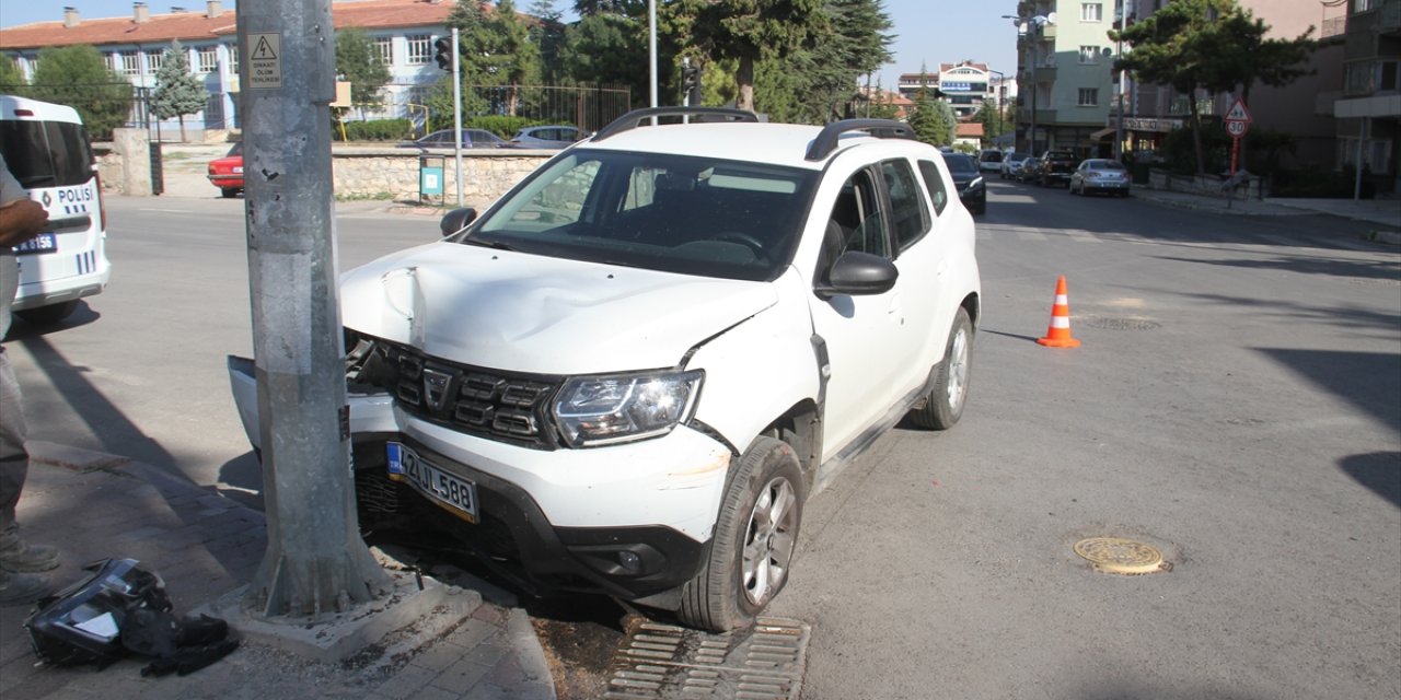 Konya’da hafif ticari araç ile otomobil çarpıştı