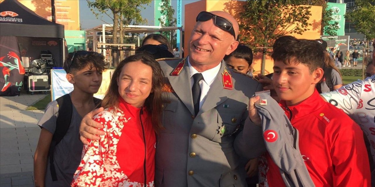 Depremde gözyaşlarıyla tanınan Macar kurtarma şefi, depremzede atletlerle buluştu