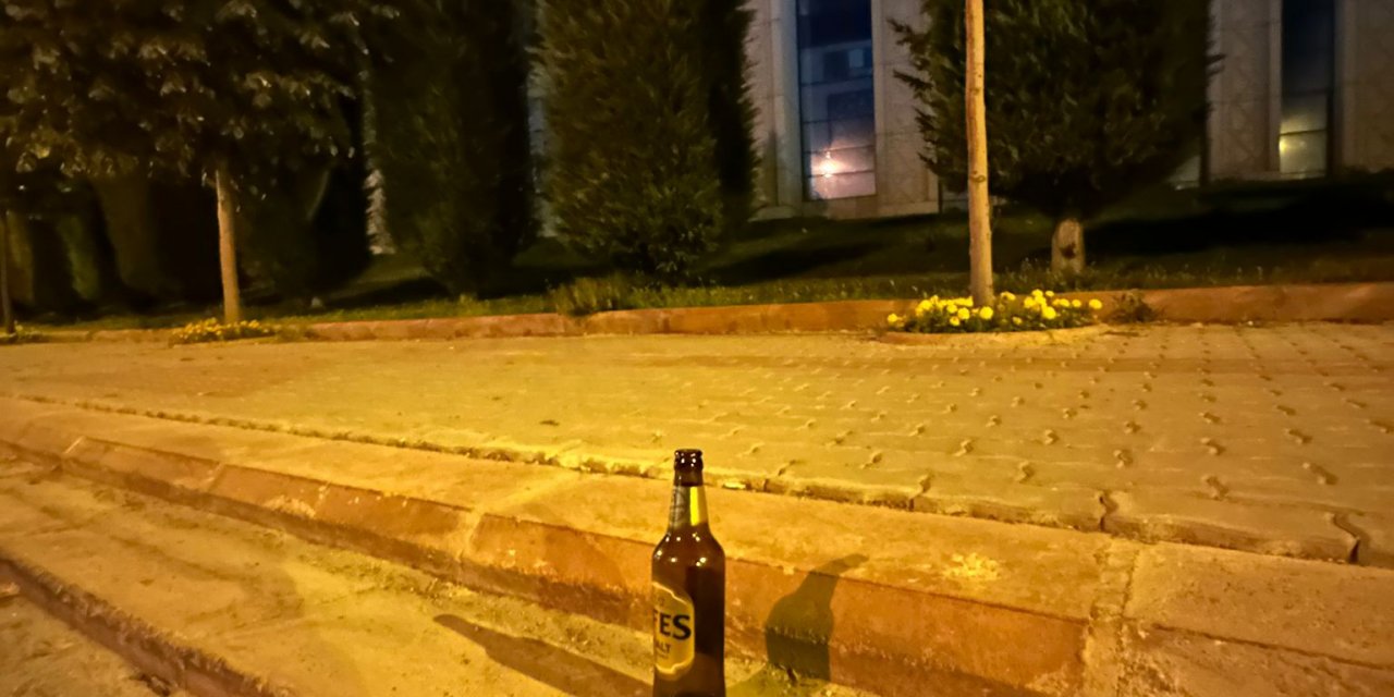 Konya’da utanmazlar cami bahçesine şişe dikti