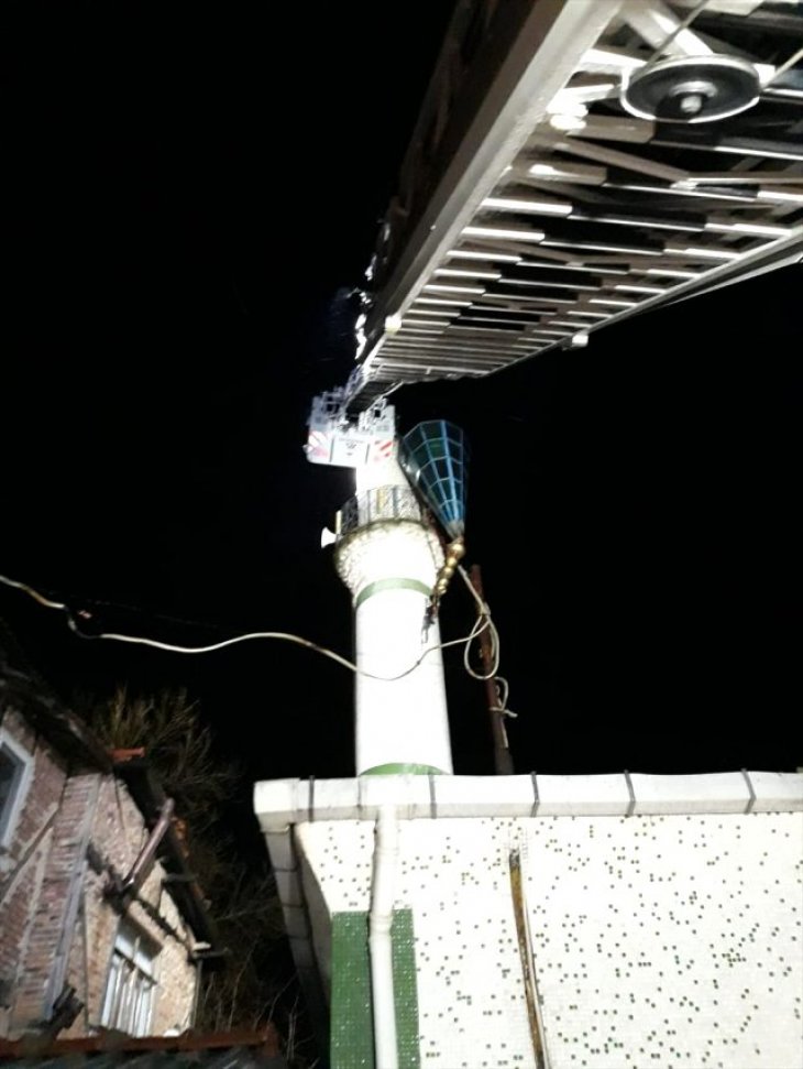 Şiddetli fırtına cami minaresinin üst kısmını kopardı