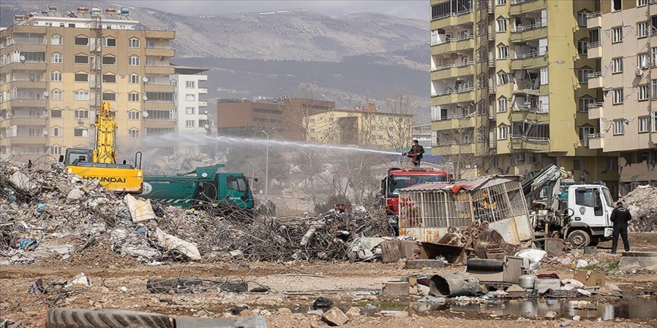 Depremin simgesi Ebrar Sitesi'nin enkazı tamamen kaldırıldı