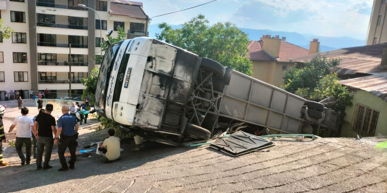 Karaman’da tur otobüsü evin bahçesine devrildi: 24 yaralı