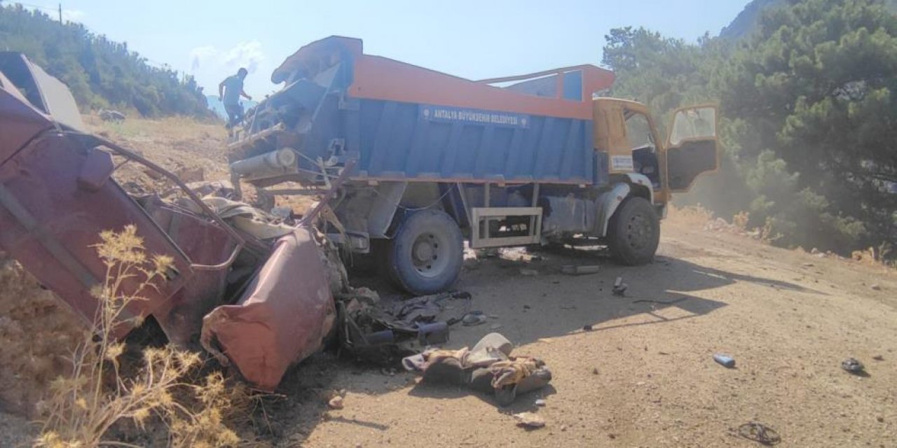 Kamyonla çarpışan otomobil kâğıt gibi ezildi, 1 kişi öldü, 1 kişi yaralandı