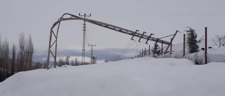 Yoğun karla birlikte Seydişehir'de elektrik nakil hatları devrildi