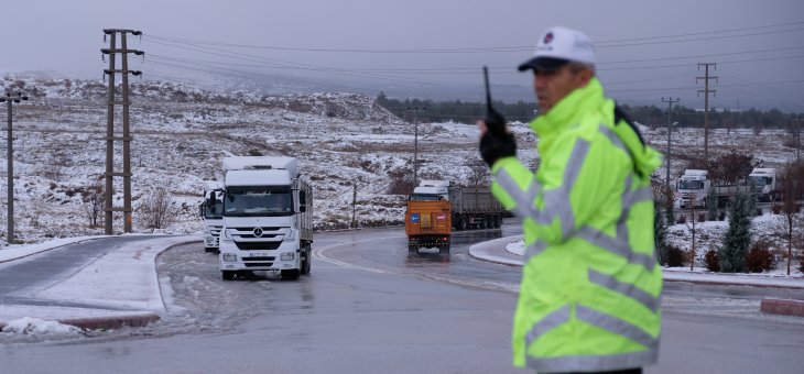 Konya'da kar ve tipi ulaşımı aksattı, uzun araç kuyrukları oluştu