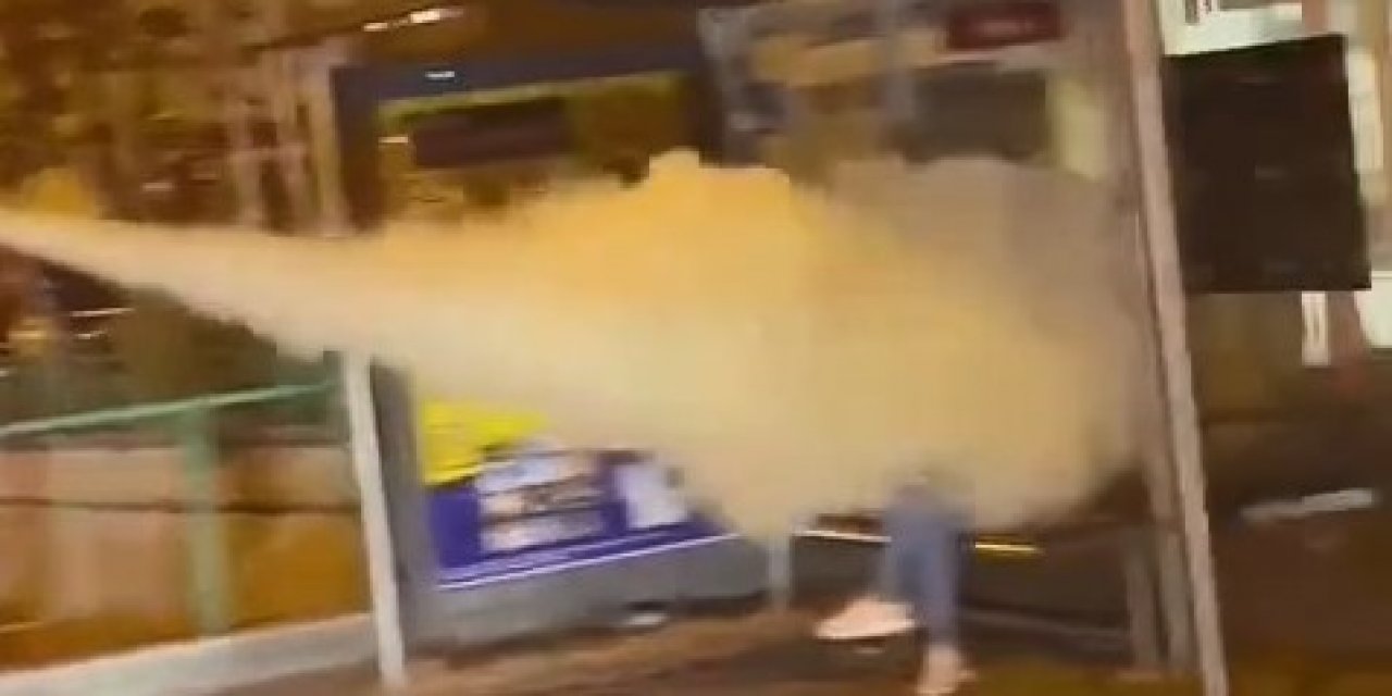 Bursa'da Otobüs bekleyen kişiye yangın tüpü sıktılar