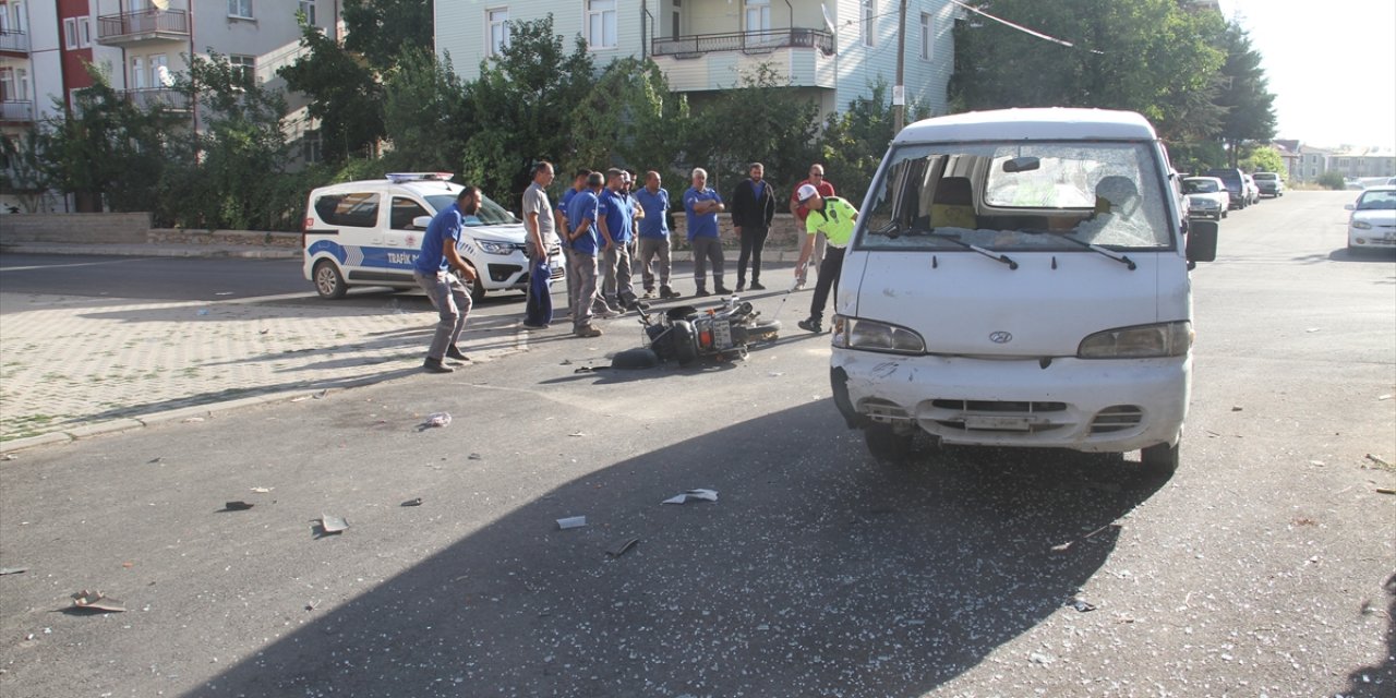 Konya’da motosiklete çarpan minibüsün yabancı uyruklu sürücüsü kaçtı