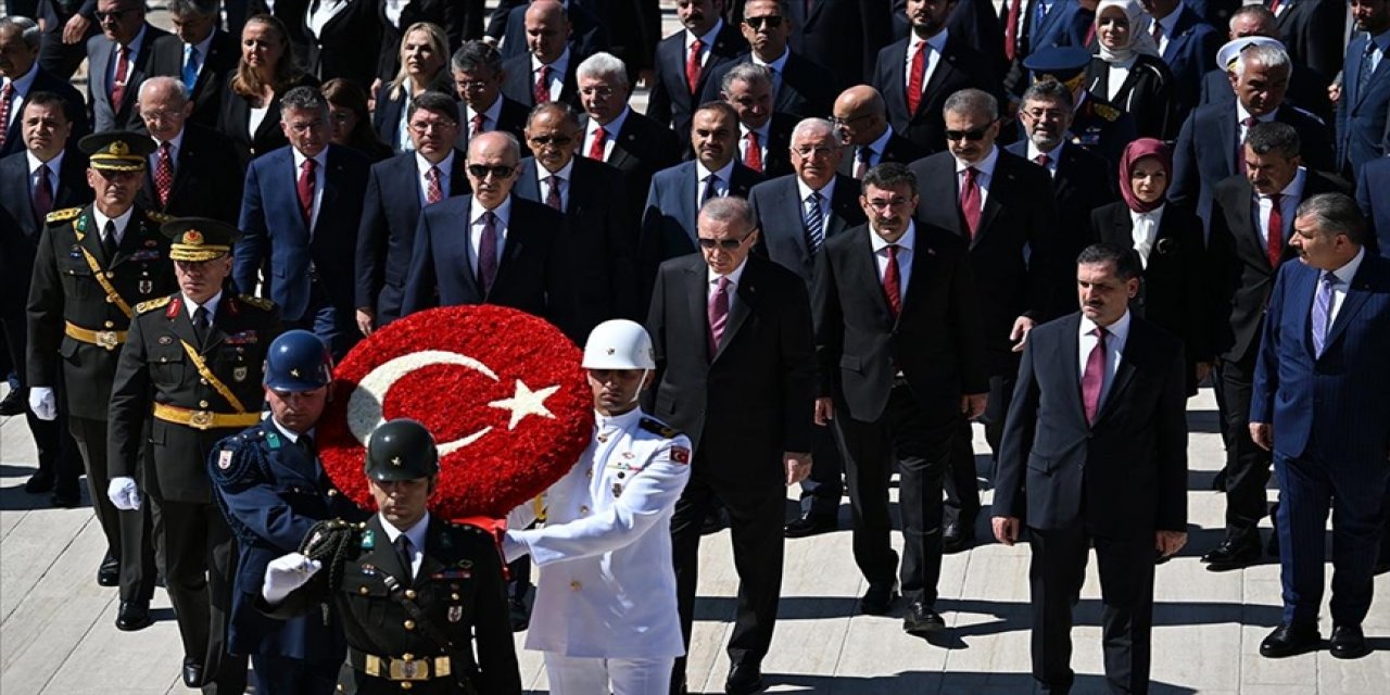 Bakanlar Zafer Bayramı'nı kutladı