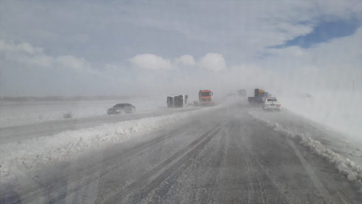 Karla kaplı yolda yolcu otobüsü devrildi: 15 yaralı