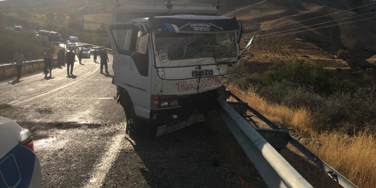 Kamyonet ile otomobil çarpıştı: 1’i ağır 7 yaralı