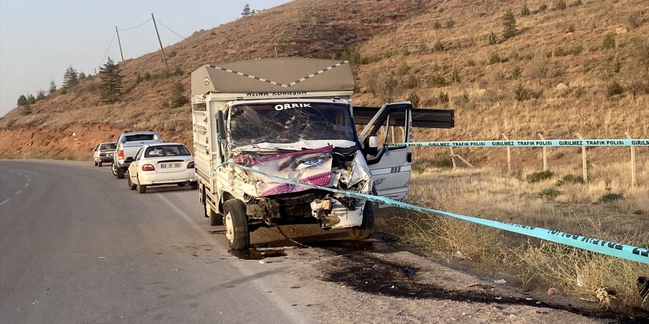 Hafif ticari araç ile kamyonet çarpıştı: 1 ölü, 4 yaralı