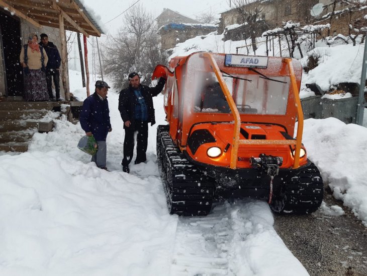 Konya’da kar nedeniyle evlerinden çıkamayan 2 diyaliz hastasının yardımına AFAD koştu