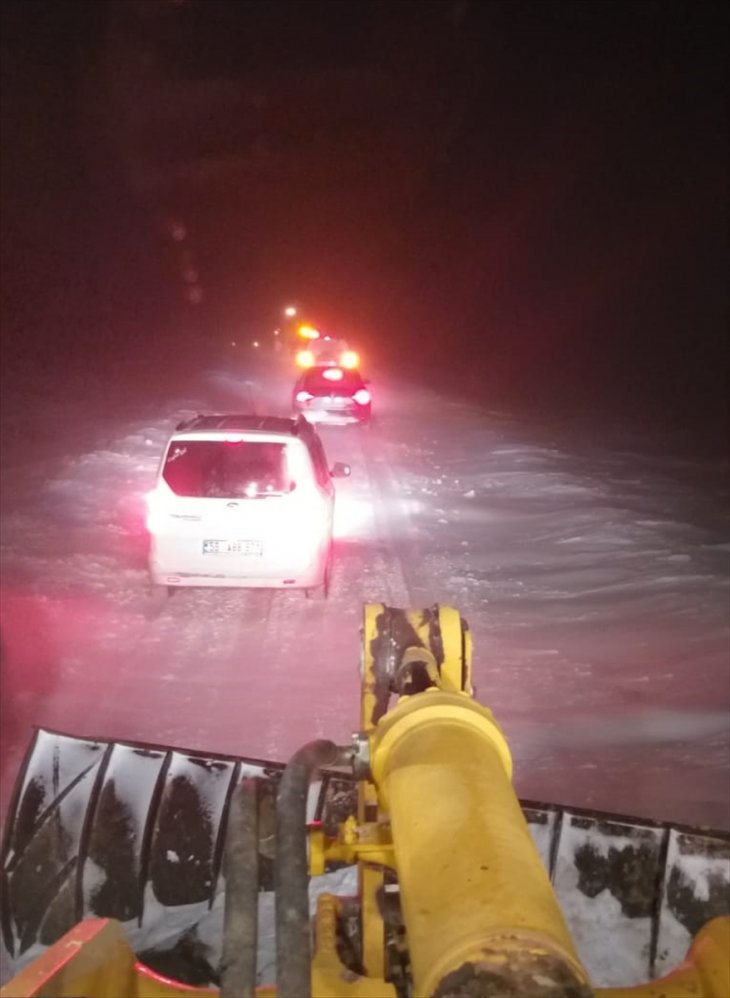 Tipi nedeniyle 7 araçta mahsur kalanları karla mücadele ekipleri kurtardı