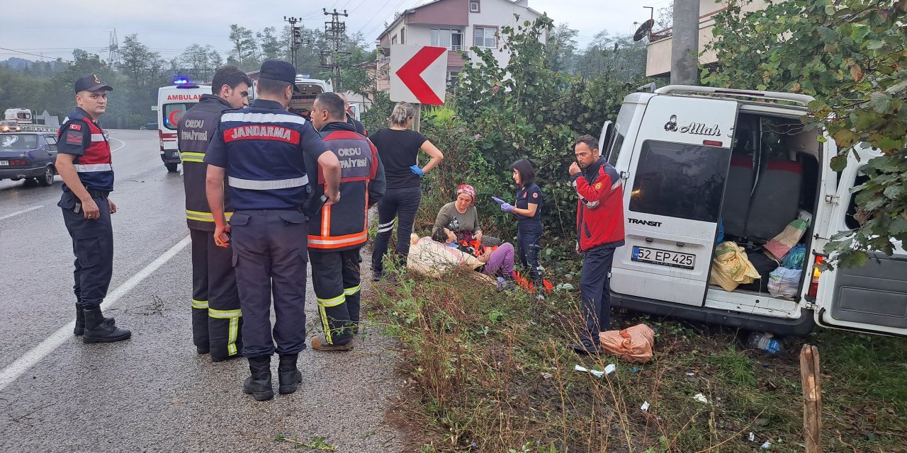 Fındık işçilerini taşıyan minibüs direğe çarptı: 17 yaralı