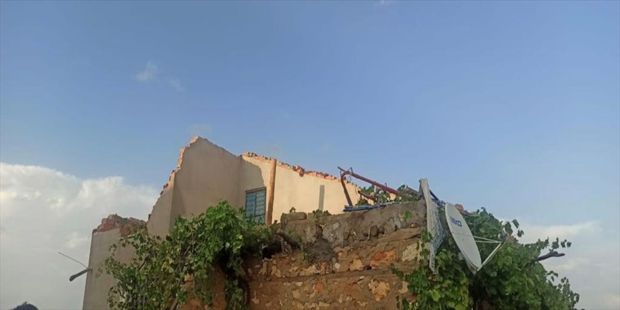 Konya’nın bir ilçesini fırtına vurdu! Evin çatısı uçtu
