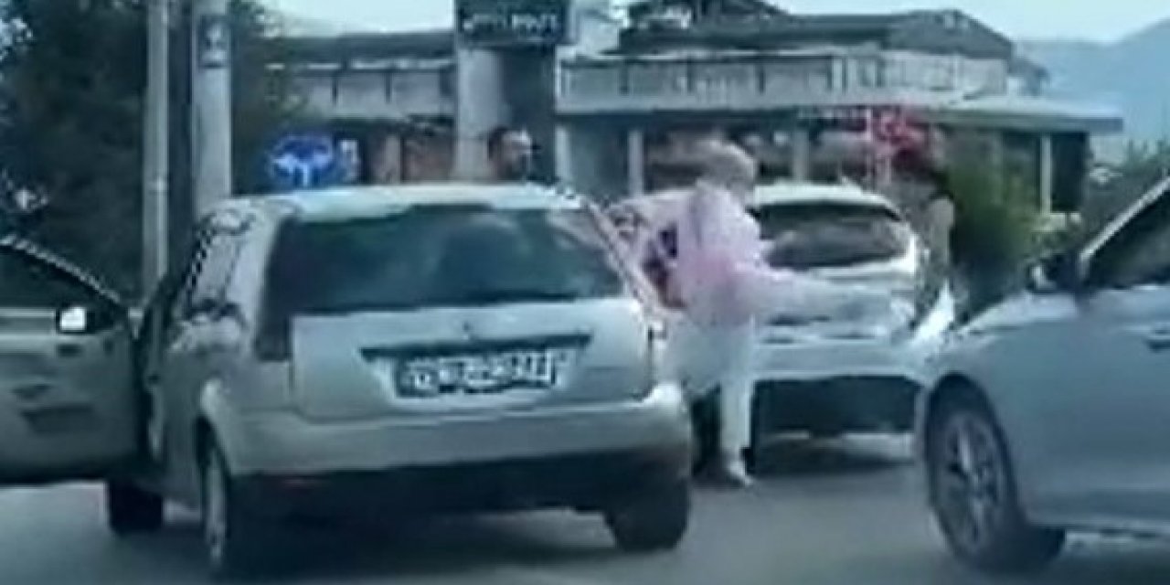 Trafikte tartışan kadınlar birbirlerine girdi