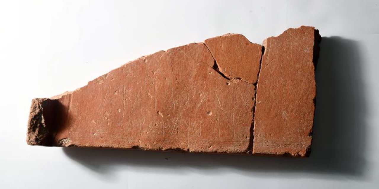Arkeolojik kazıda 2 bin 500 yıllık masa oyunu bulundu