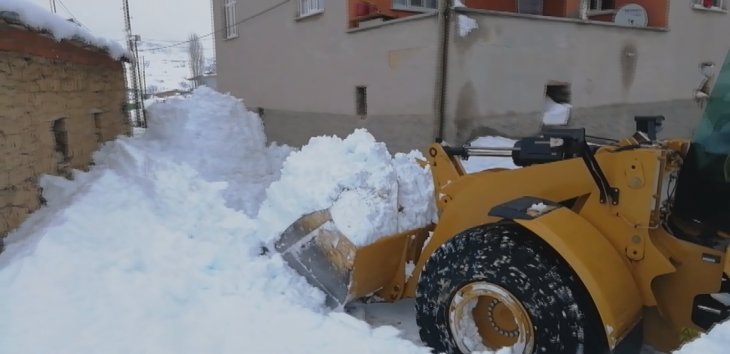 Konya’ya 40 kilometre uzaktaki bu mahallede kar kalınlığı 1 metreyi buldu