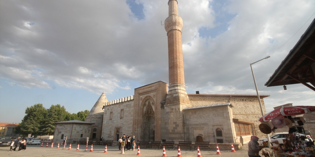 Konya'nın 724 yıllık tarihi camisine ziyaretçi akını