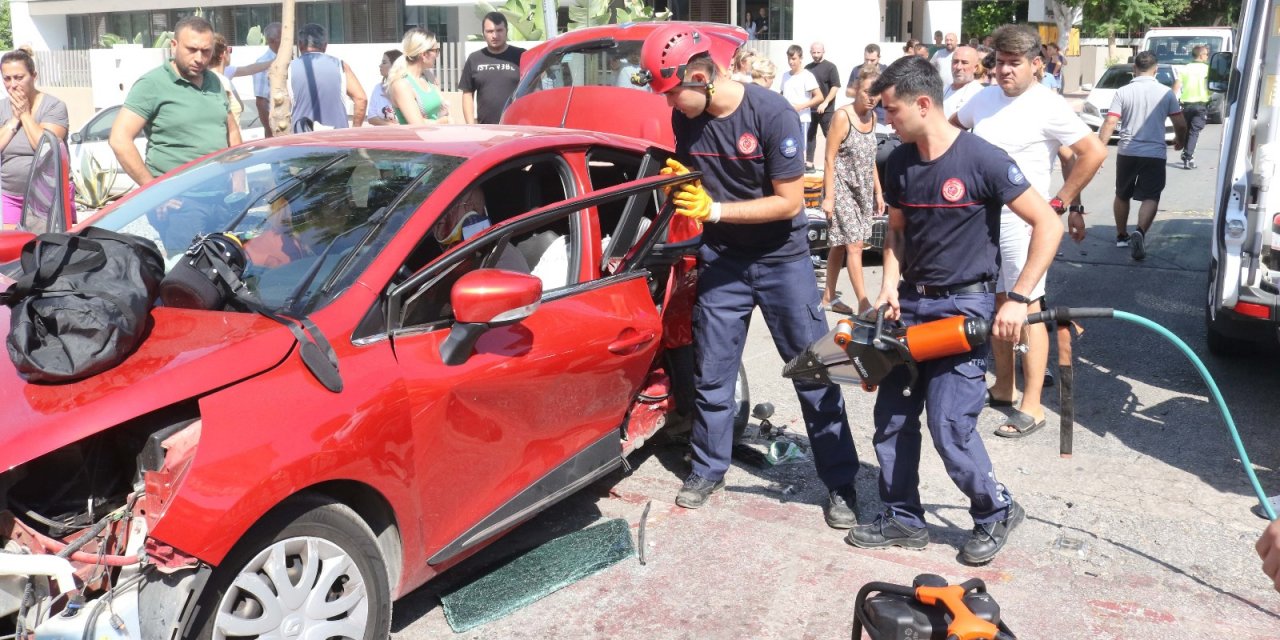 Futbolcu Naldo'nun ailesi Antalya'da kaza geçirdi: 1'i ağır, 5 yaralı