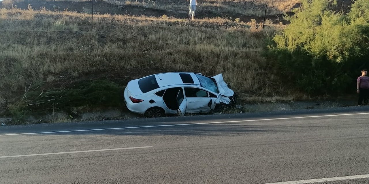 İki otomobil kafa kafaya çarpıştı: 1 ölü, 2 yaralı