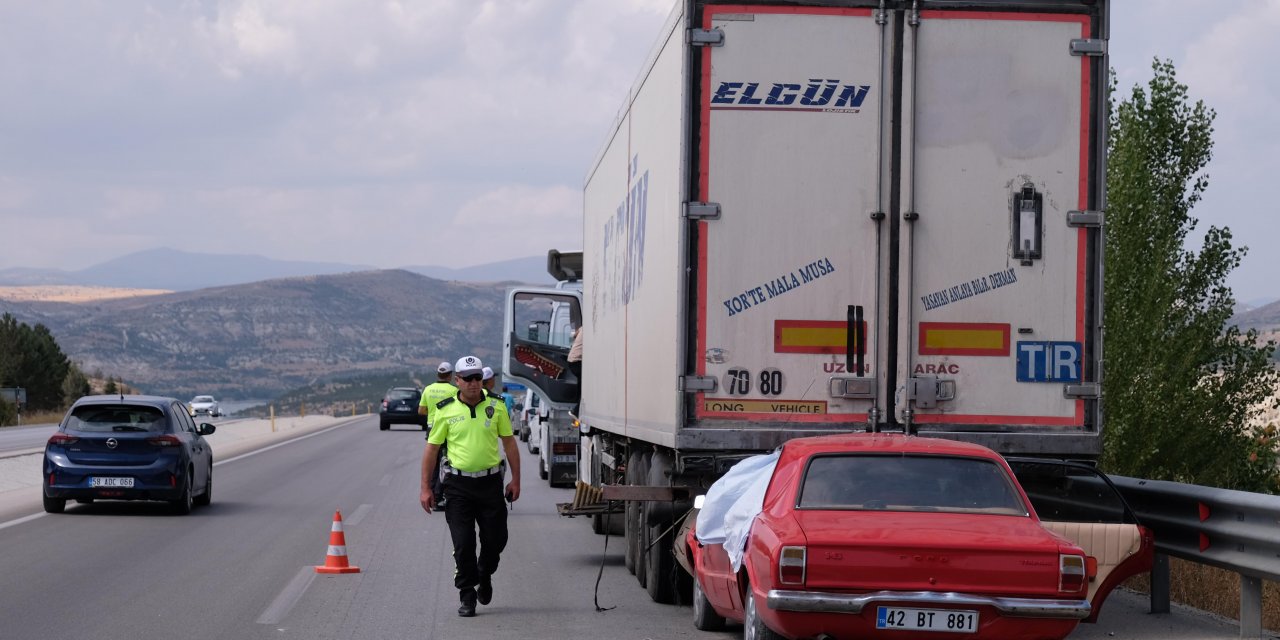 Konya’da otomobil TIR’a çarptı! Sürücü öldü, eşi yaralandı