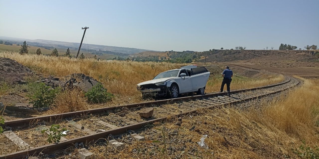 Tren raylarına devrilen otomobildeki 5 kişi yaralandı