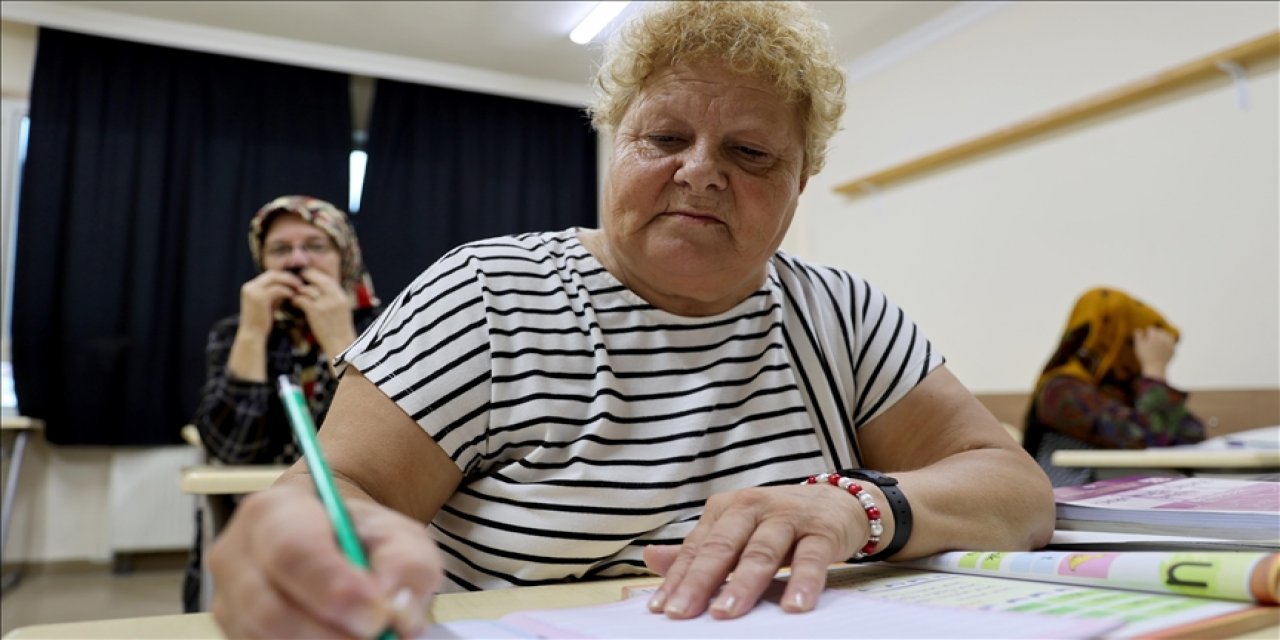 72 yaşında ilkokul mezunu oldu, hedefi üniversite