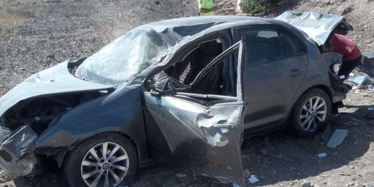 Konya’da devrilen otomobildeki çifti ölüm ayırdı