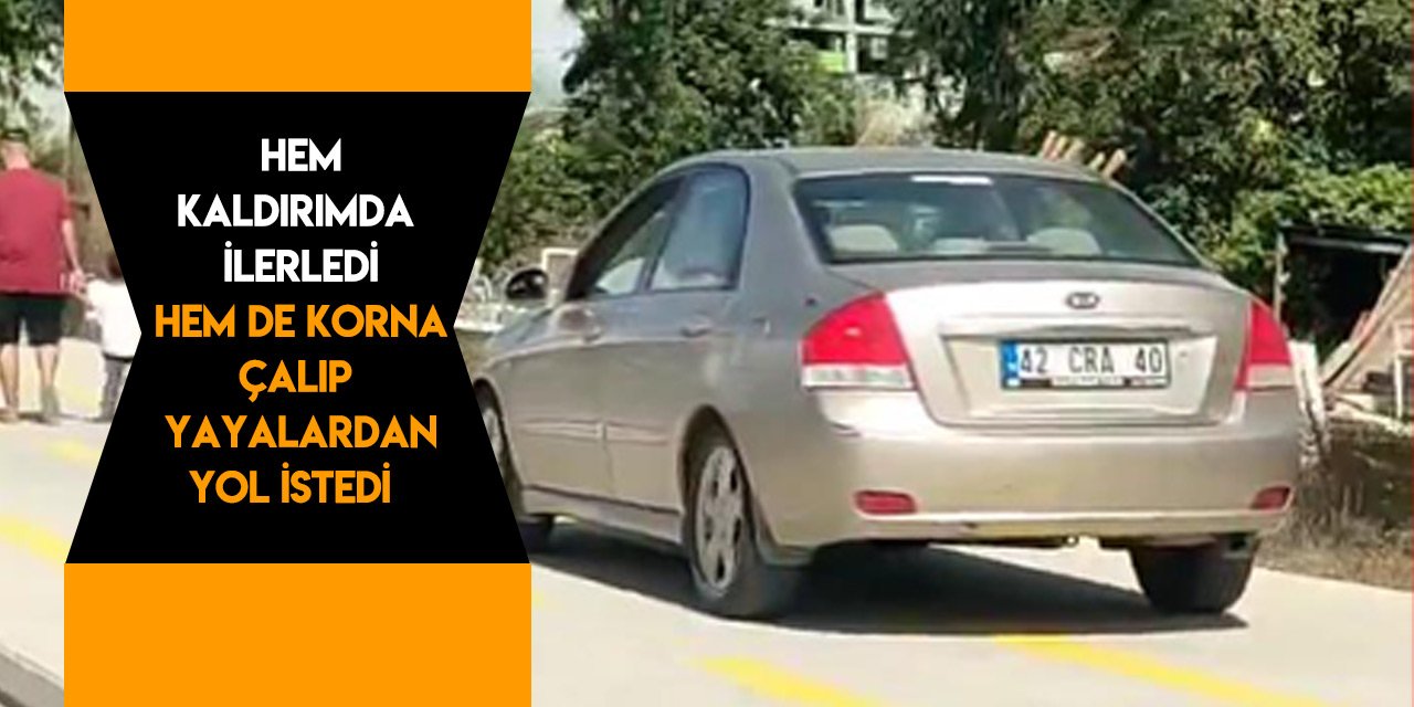 Konya plakalı otomobil boş yol yerine kaldırımda ilerledi