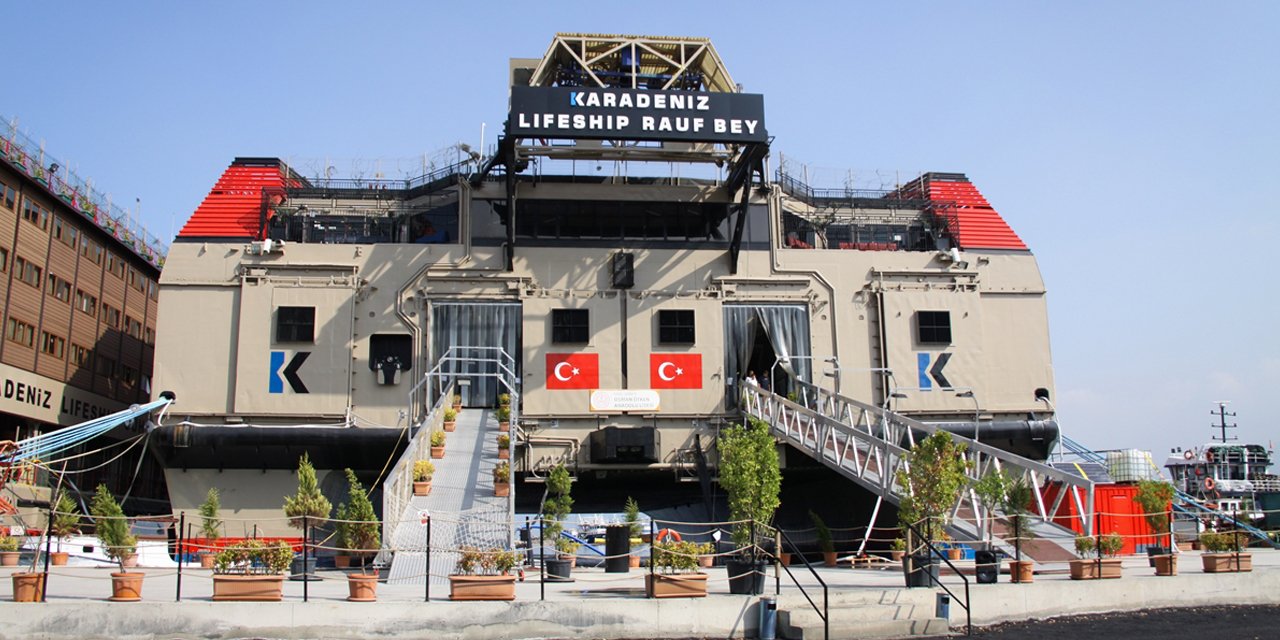 Yüzen okulda ilk ders zili çaldı