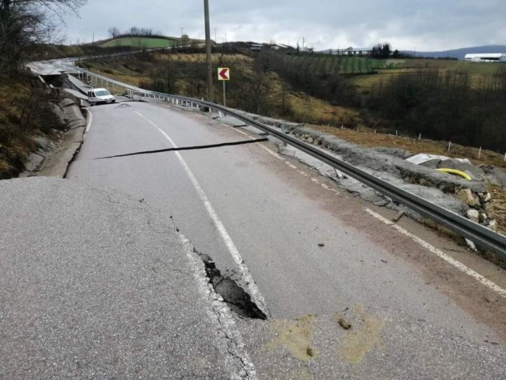 Aşırı yağış nedeniyle yol çöktü, otomobil çöken yolun üzerinde kaldı